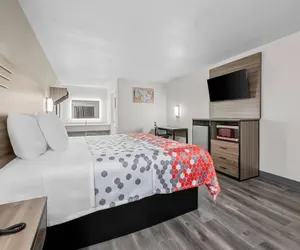 Photo 5 - Econo Lodge Biloxi Beach