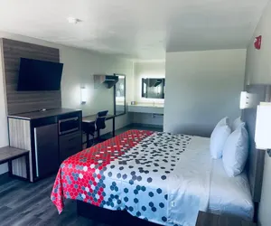 Photo 2 - Econo Lodge Biloxi Beach