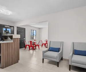 Photo 4 - Econo Lodge Biloxi Beach