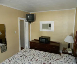 Photo 5 - Belle Isle Motel
