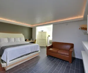 Photo 5 - Romantic Inn & Suites