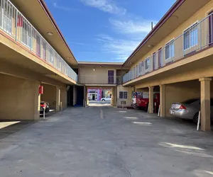 Photo 3 - Deluxe Inn LA