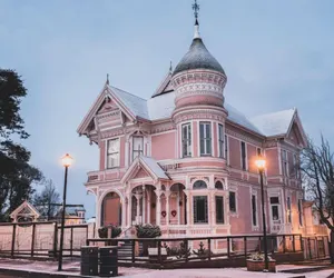 Photo 2 - Pinc Lady Mansion