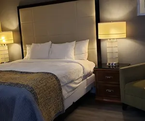Photo 4 - Regency Inn