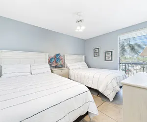 Photo 5 - White Caps 204