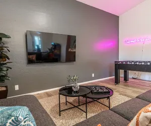 Photo 2 - New Listing! Stylish 4 Bdrm W/pool and Game Room