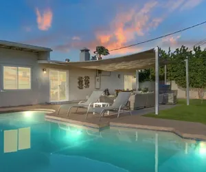 Photo 2 - Amazing 4-bdrm W/backyard Paradise in Scottsdale!