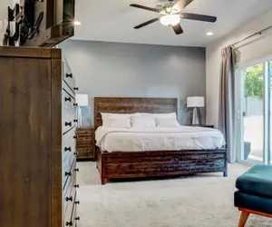 Photo 5 - Amazing 4-bdrm W/backyard Paradise in Scottsdale!