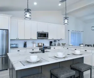 Photo 5 - Beautiful 5-bdrm Vacation Home W/heated Pool !