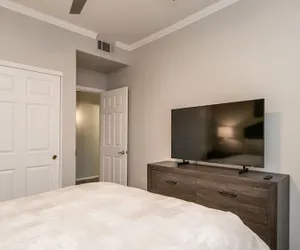 Photo 5 - Luxury Scottsdale 5 Bdrm W/pool and Hot Tub!