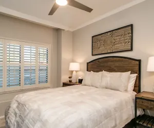 Photo 4 - Luxury Scottsdale 5 Bdrm W/pool and Hot Tub!