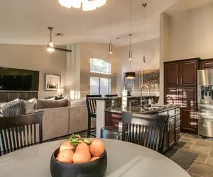 Photo 2 - Luxury Scottsdale 5 Bdrm W/pool and Hot Tub!