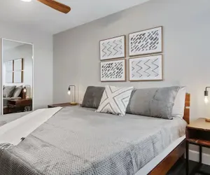 Photo 3 - Beautiful Newly Remodeled 2-bdrm Biltmore Condo!