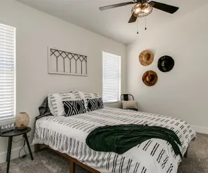 Photo 2 - Upgraded 4-bdrm Beautiful Home W/pool!