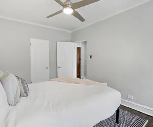 Photo 2 - Adorable 1BR Apartment in Evanston