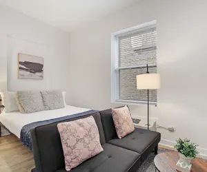 Photo 2 - Uptown Studio Apt Near Shops in Montrose