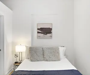 Photo 3 - Uptown Studio Apt Near Shops in Montrose