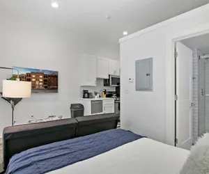 Photo 4 - Uptown Studio Apt Near Shops in Montrose