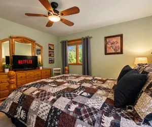 Photo 3 - Bear Paw 2 Bedroom Home by NW Comfy Cabins by RedAwning