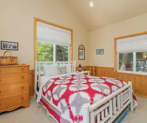 Photo 3 - Lazy Bear Lodge 3 Bedroom Home by NW Comfy Cabins by RedAwning