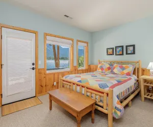 Photo 4 - Lazy Bear Lodge 3 Bedroom Home by NW Comfy Cabins by RedAwning