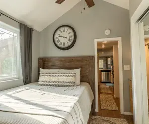 Photo 4 - Das Tree Haus 1 Bedroom Home by NW Comfy Cabins by RedAwning