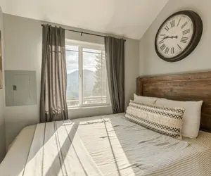 Photo 3 - Das Tree Haus 1 Bedroom Home by NW Comfy Cabins by RedAwning