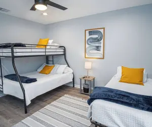 Photo 3 - Adorable 4BR 2BA Close to Riverwalk and Downtown