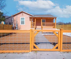 Photo 2 - Adorable 4BR 2BA Close to Riverwalk and Downtown