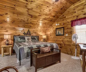 Photo 3 - Er18 - The Lazy Bear View Great Location - Close To Town! 1 Bedroom Cabin by RedAwning