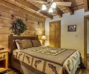Photo 5 - Er 254 â Hibernation Hideaway Great Location â Close To Town! 5 Bedroom Cabin by RedAwning