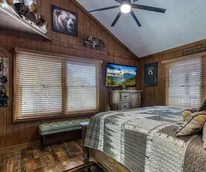 Photo 5 - Er26 - Sasquatch Inn - Great Location! Close To Town Resort Pool! 2 Bedroom Cabin by RedAwning