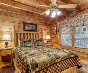 Photo 5 - Er245 â Almost Heaven Great Location â Close To Town! 3 Bedroom Cabin by RedAwning