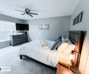Photo 3 - 4 - Bed home, w/ Cali King Bed - 12 mins. to DTWN
