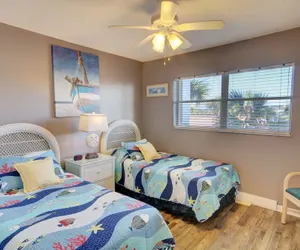 Photo 5 - 332 El Matador 2 Bedroom Condo by RedAwning