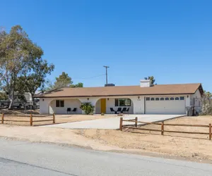 Photo 2 - Horseshoe House - Hot Tub, Bbq And Fire Pit! 4 Bedroom Home by RedAwning