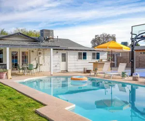 Photo 2 - Lotus by Avantstay Basketball Court, Pool, Bbq, Outdoor Dining & Fire Pit!