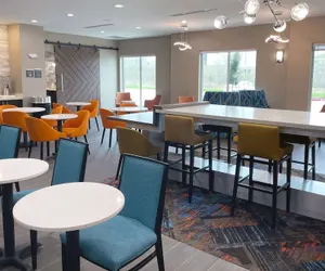 Photo 5 - La Quinta Inn & Suites by Wyndham Sulphur (Lake Charles)