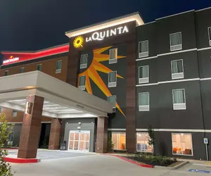 Photo 2 - La Quinta Inn & Suites by Wyndham Sulphur (Lake Charles)