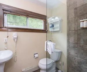 Photo 4 - Manitou Lodge 3 Hotel Room by Alpine Lodging Telluride