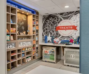 Photo 4 - Holiday Inn Express and Suites Destin Miramar Beach by IHG