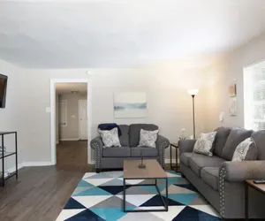 Photo 3 - Comfy Convenient Home 4bdrm Wifi Long Stays