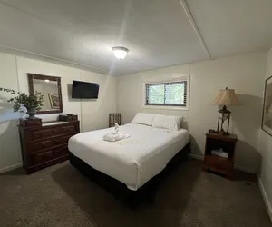 Photo 4 - Lake side three bedroom, two bath house on Lake Ouachita with private hot tub. by RedAwning