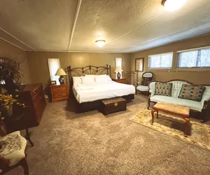 Photo 3 - Lake side three bedroom, two bath house on Lake Ouachita with private hot tub. by RedAwning