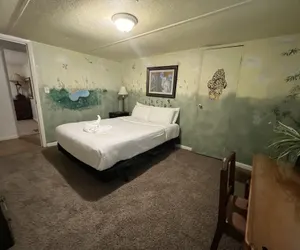 Photo 5 - Lake side three bedroom, two bath house on Lake Ouachita with private hot tub. by RedAwning