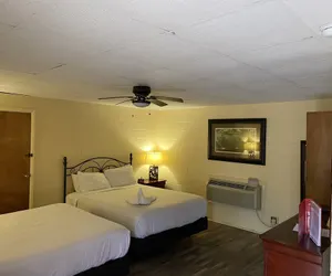 Photo 2 - Queen Guest Room located at the Joplin Inn on the highway at the entrance to Mountain Harbor, 2 1/2 miles from Lake Ouachita. by RedAwning