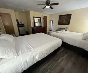 Photo 5 - Queen Guest Room located at the Joplin Inn on the highway at the entrance to Mountain Harbor, 2 1/2 miles from Lake Ouachita. by RedAwning