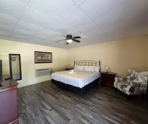 Photo 5 - King Guest Room located at the entrance to Mountain Harbor just 2 1/2 miles from Lake Ouachita. by RedAwning