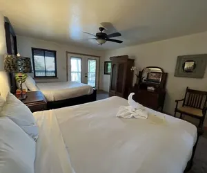 Photo 5 - Luxury three bedroom, three bath cottage with hot overlooking Lake Ouachita. by RedAwning