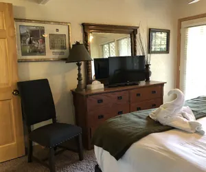 Photo 3 - Mountain Harbor Forest View Lodge cottage by RedAwning